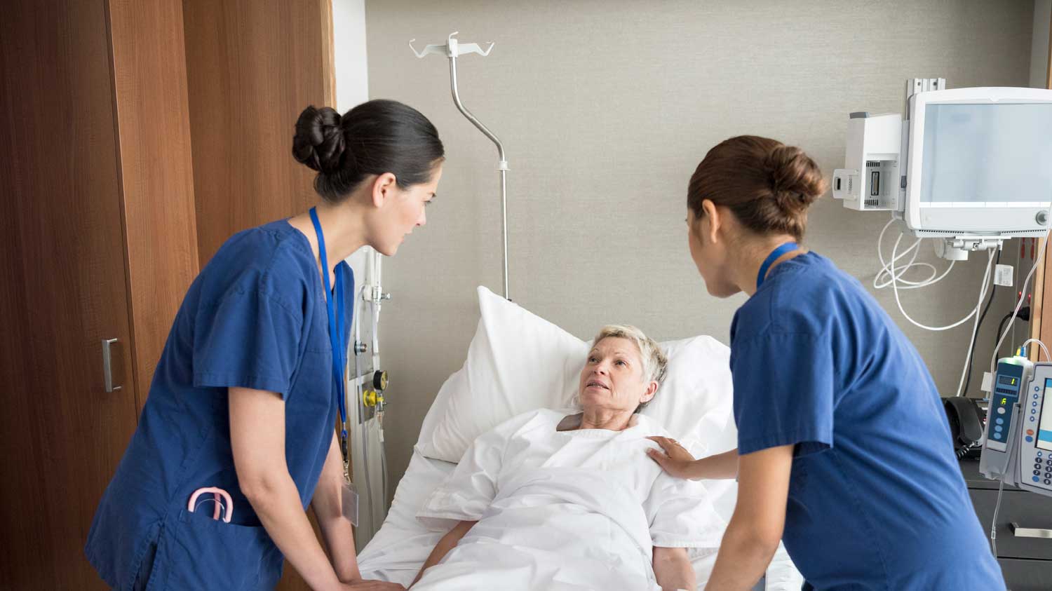 Pflegehilfskräfte werden Pflegeassistenten:  Qualifizierung neben dem Beruf.